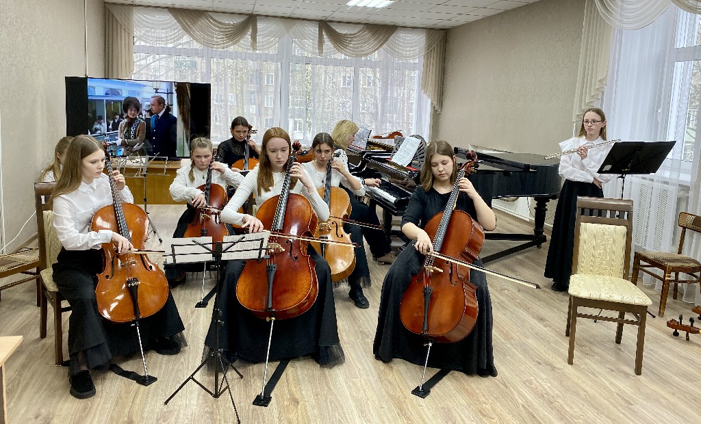 «Звуки надежды». Совместный концерт учащихся по классу виолончели (11.05.2024)